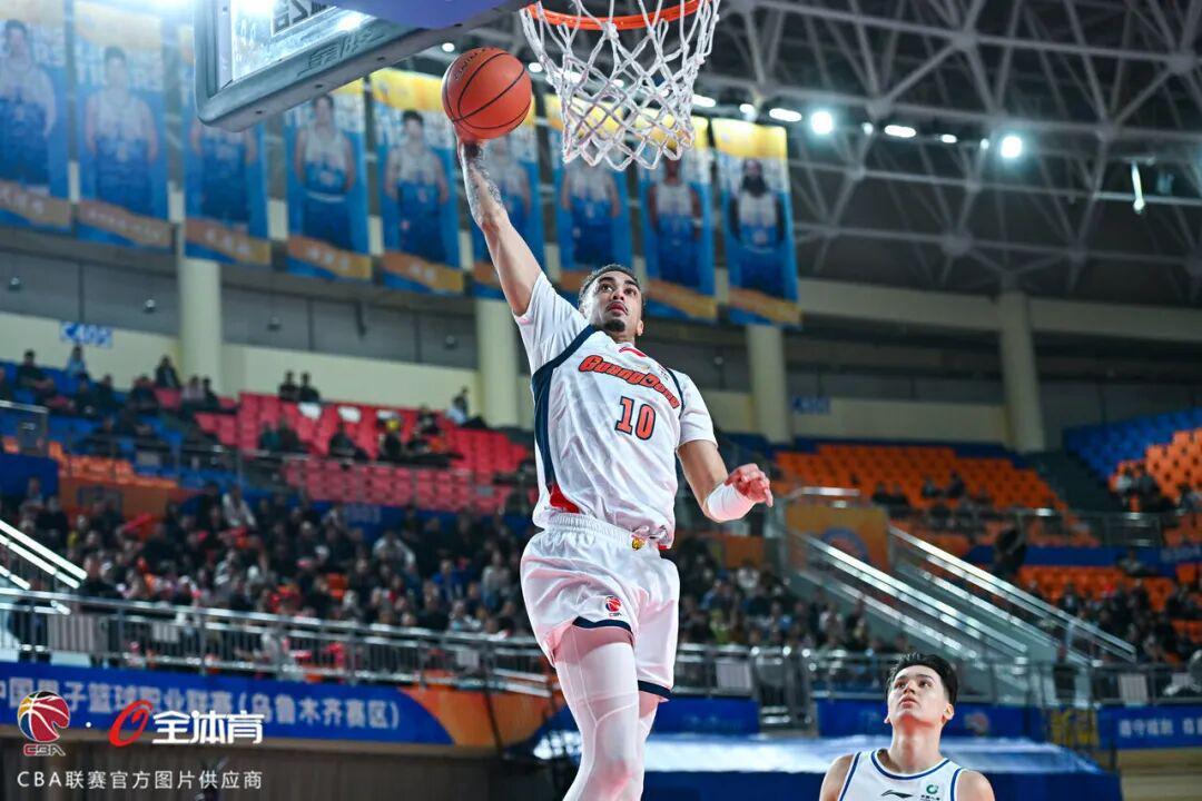 爱游戏APP-下半场进攻乏力，华南虎客场憾负新疆